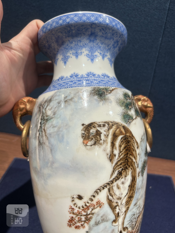 1960年作 徐天梅粉彩虎震山岗图象耳瓶 - 图3